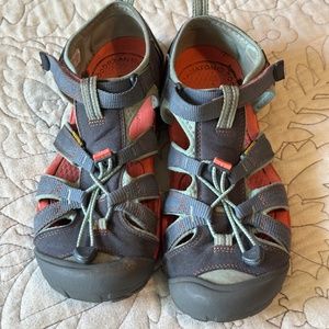 KEEN Big Kid's Seacamp 2 CNX Closed Toe Sandal, Flint Stone/Ocean Wave, 7